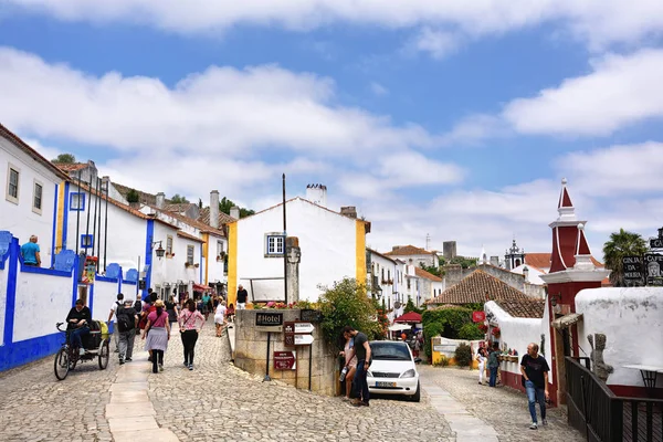 Nas ruas da pitoresca cidade de Óbidos, Portugal — Fotografia de Stock