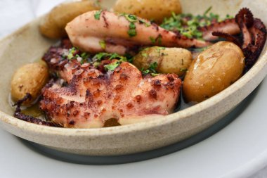 Batatas ve Murro ile ızgara ahtapot. Portekiz
