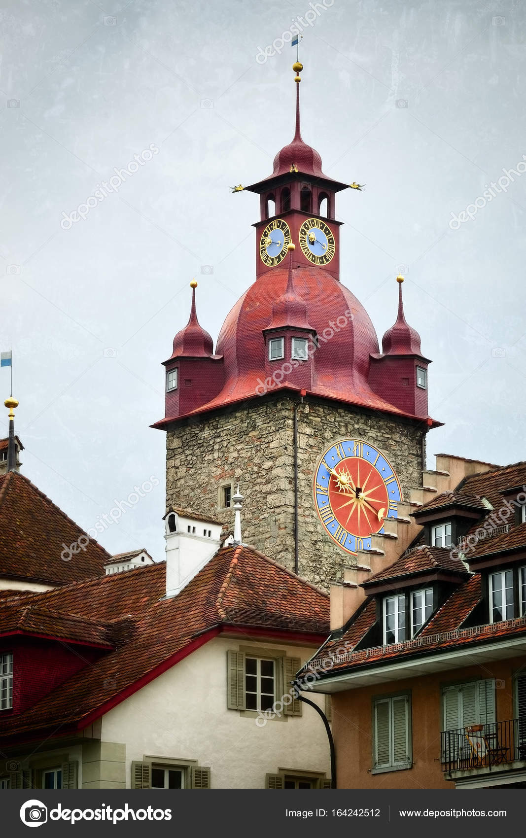 Torre del reloj en la ciudad vieja Lucerna Suiza fotografía de stock
