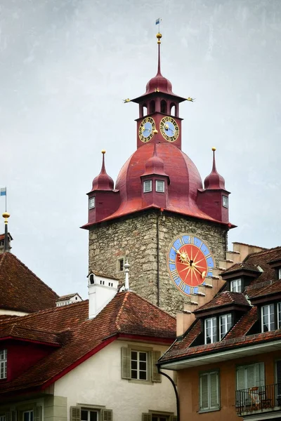 Torre dell'orologio nel centro storico Lucerna Svizzera — Foto Stock
