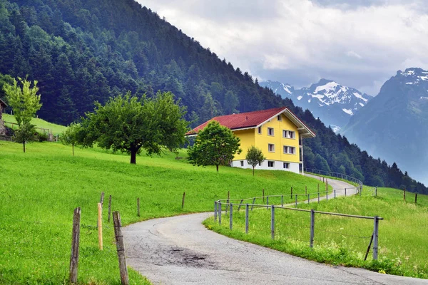 Потрясающий альпийский пейзаж в кантоне Ури, Швейцария — стоковое фото