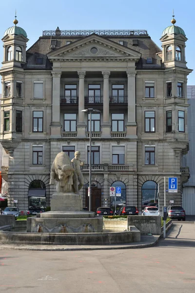 Bull from the Sea en la plaza Burkliplatz, Zurich, Suiza — Foto de Stock