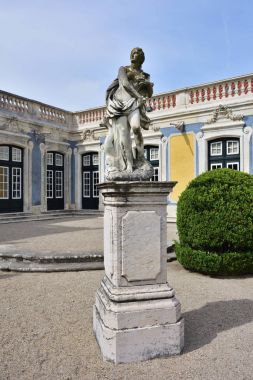 Queluz Sarayı yer alan bir Portekizli 18. yüzyıl Sarayı dır