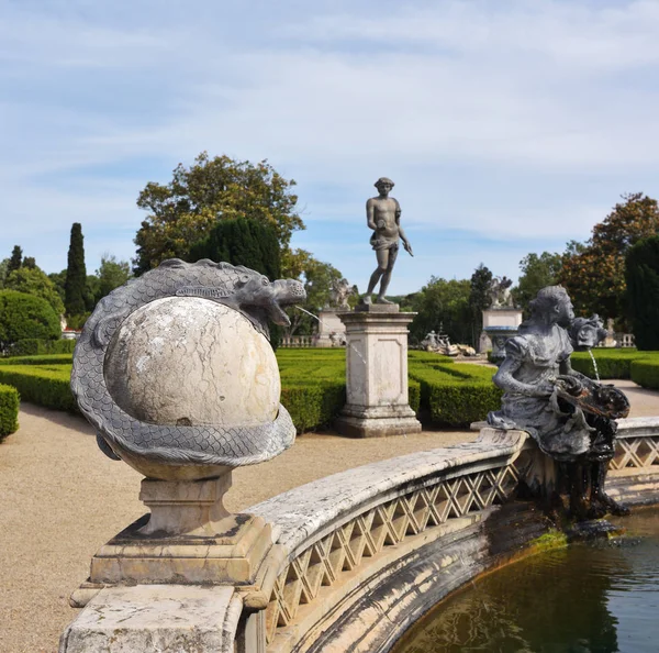 Queluz Sarayı yer alan bir Portekizli 18. yüzyıl Sarayı dır