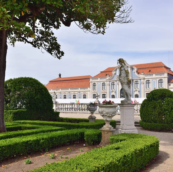 O Palácio de Queluz é um palácio português do século XVIII localizado Fotos De Bancos De Imagens