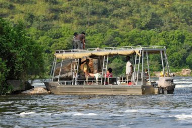 Turistler Uganda beyaz Nil Nehri üzerinde