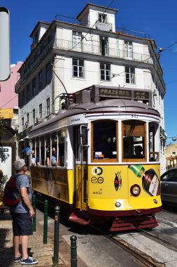 Lizbon, Portekiz dar bir sokakta sarı tramvay