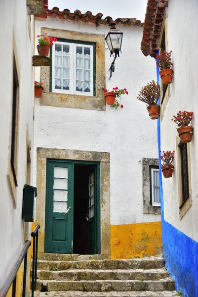 In de straten van het pittoreske dorp van Obidos, Portugal — Stockfoto