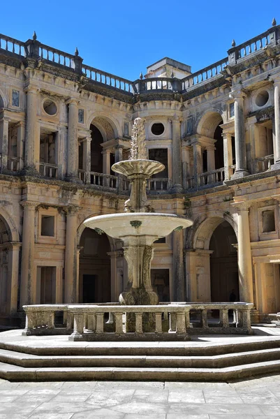 Patio en Convento de Cristo monasterio en Tomar, Portugal — Foto de Stock