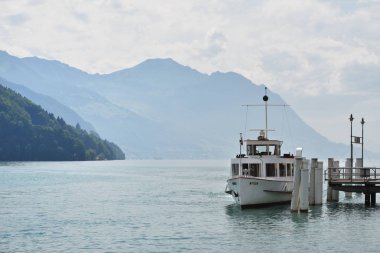 Tekne palamarla iskelede, Dört kanton Gölü, İsviçre
