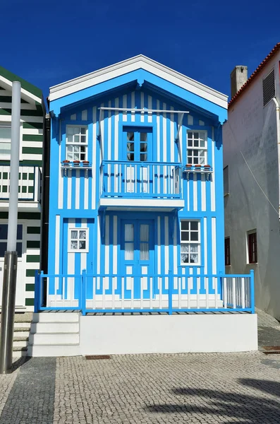 Blau gestreifte Häuser, costa nova, beira litoral, portugal, europa — Stockfoto