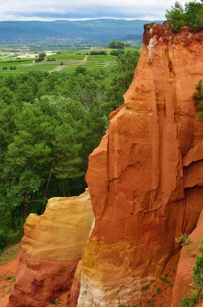 Acantilado rojo en el cañón de Rosellón, Francia — Foto de Stock