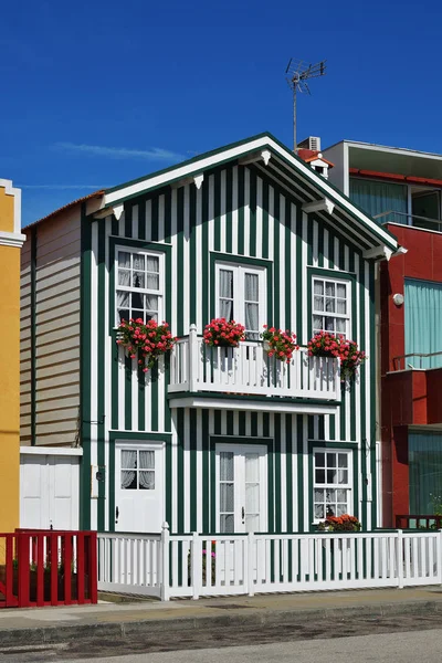 Groen gestreept huis Costa Nova, Beira Litoral, Portugal, Europa — Stockfoto