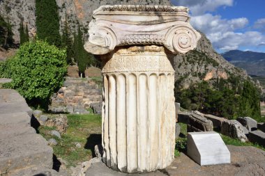 delphi, Yunanistan antik Yunan sütununda