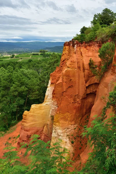 Acantilado rojo en el cañón de Rosellón, Francia — Foto de Stock