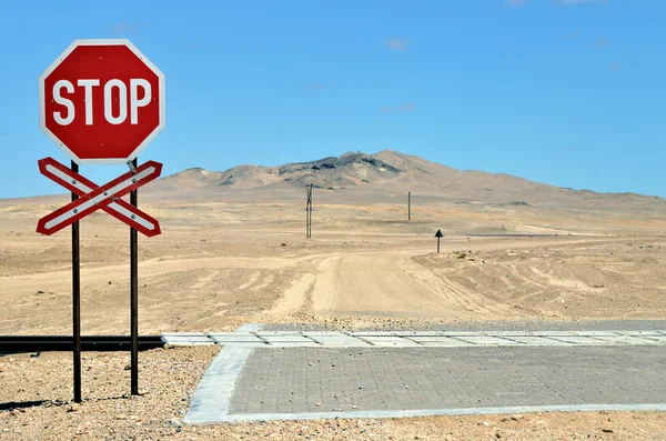 Segno di stop sul passaggio ferroviario, Namibia, Africa — Foto Stock