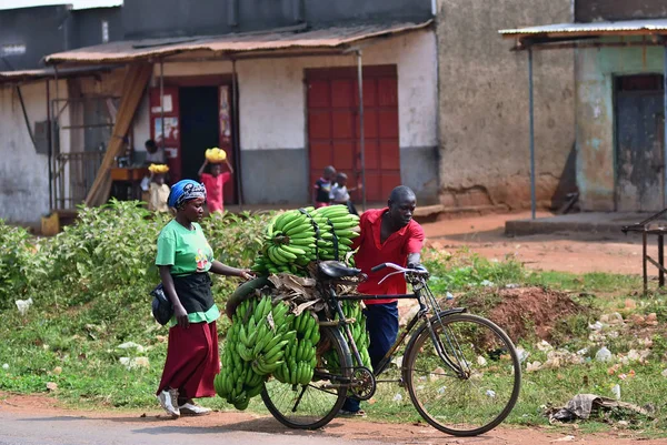 Жители трущоб Кампалы, Уганды, Африки — стоковое фото