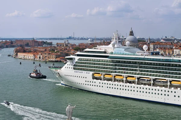 Venedig, kryssningsfartyg — Stockfoto