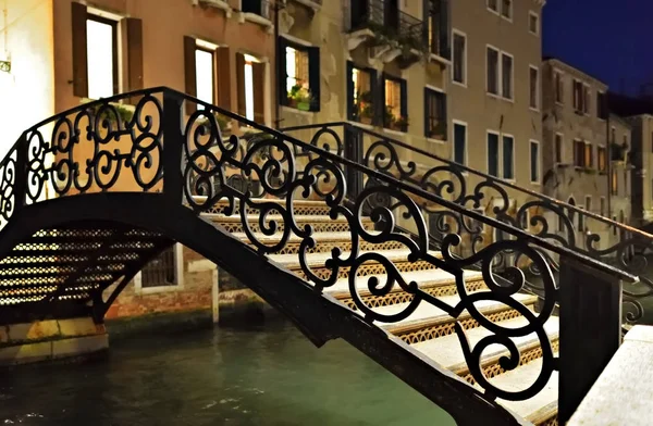 Венеция ночью, Италия — стоковое фото