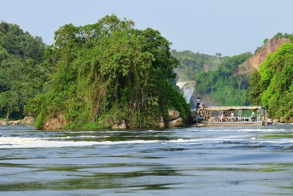 Touristen auf dem weißen Nil in Uganda — Stockfoto