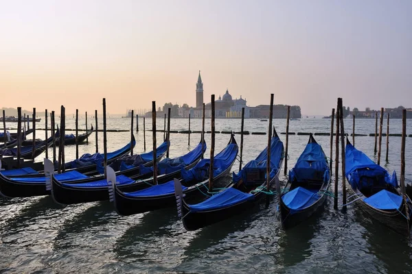 Гондолас у Венеції (Італія). — стокове фото