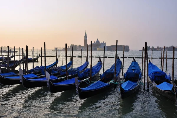 Gondolas i Venedig, Italien — Stockfoto