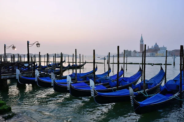 Gondolas i Venedig, Italien — Stockfoto