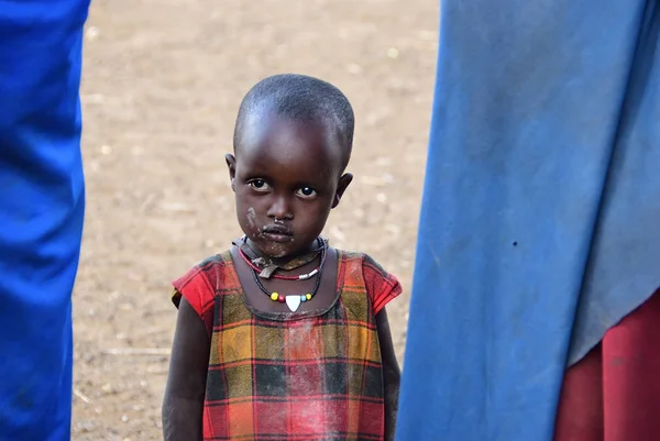 Piccola ragazza tanzaniana della tribù Masai — Foto Stock