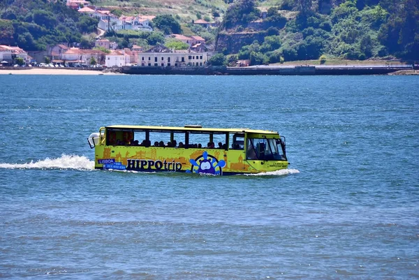 Veicolo anfibio nel fiume Tago. Lisbona, Portogallo — Foto Stock