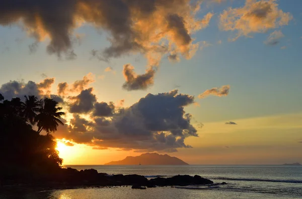 Indischer Ozean bei Sonnenuntergang Seychellen, Mahé — Stockfoto