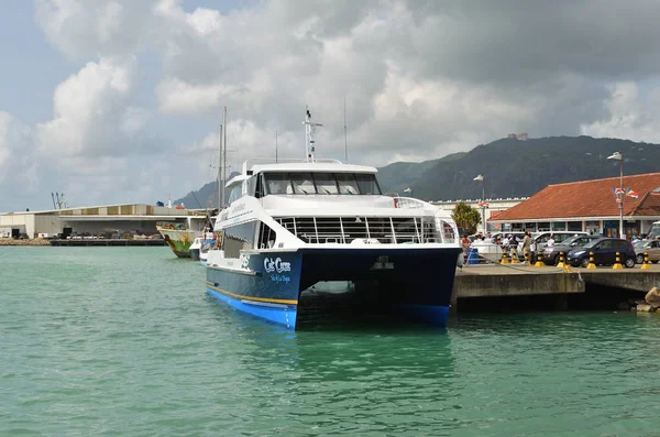 Veerboot in de haven van Mahe island, Seychellen — Stockfoto