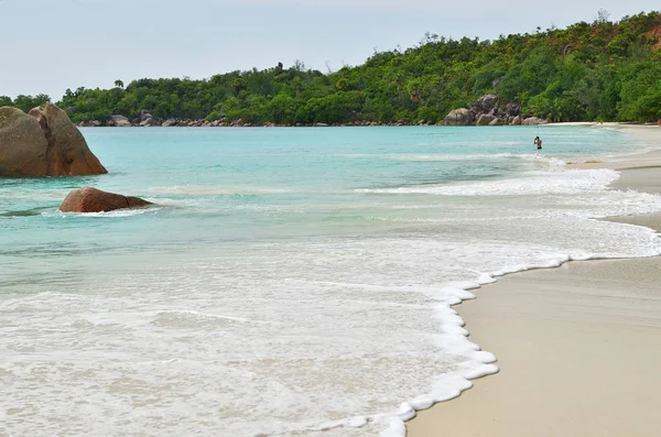 Tropischer Strand auf den Seychellen — Stockfoto