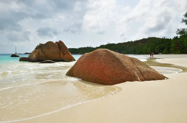 Tropischer Strand auf den Seychellen — Stockfoto