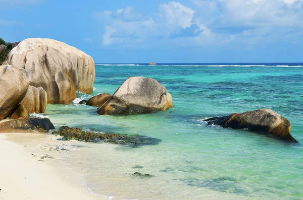 Tropisch strand op de eilanden van de Seychellen — Stockfoto