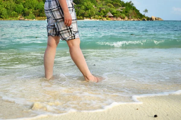 Närbild på kvinna ben gå barfota i sanden i sommar ho — Stockfoto