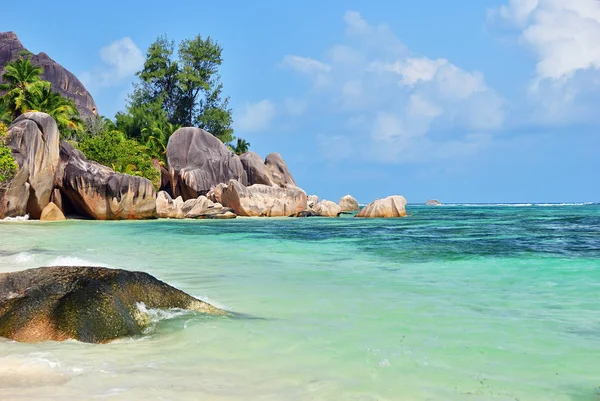 Praia tropical nas ilhas Seychelles — Fotografia de Stock