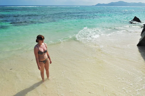 Flicka på Source D'Argent stranden, La Digue, Seychellerna — Stockfoto