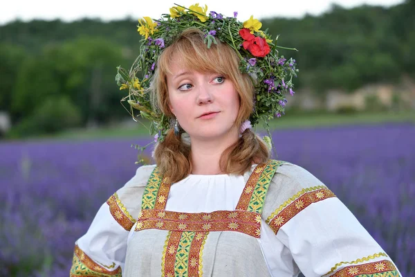 Menina vestindo roupas tradicionais russos — Fotografia de Stock