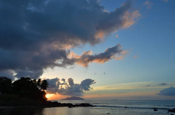 Indischer Ozean bei Sonnenuntergang Seychellen, Mahé — Stockfoto