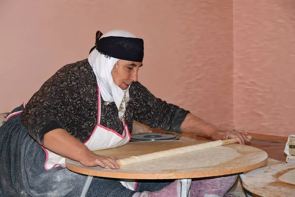 土耳其妇女做一个塔饼面包 — 图库照片