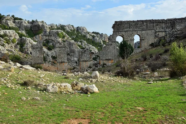 Roman aqueduct in ancient Olba, Turkey — Stock Photo, Image