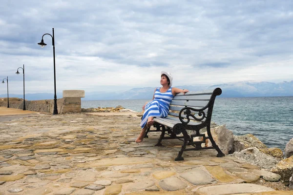 Schöne Erwachsene Brünette Frau Griechischen Flaggenfarben Kleid Entspannend Auf Einer — Stockfoto