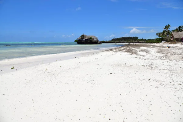 The Rock beroemde geweldige locatie restaurant, Pingwe, Zanzibar, T — Stockfoto