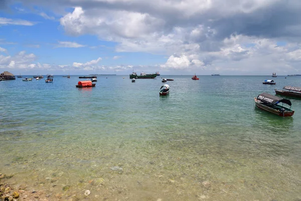 Lodě. Zanzibar, Tanzanie, Afrika. Přístav Stone Town — Stock fotografie