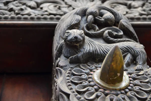 Porta esculpida em madeira tradicional em Stone Town, Zanzibar, Tanzânia — Fotografia de Stock