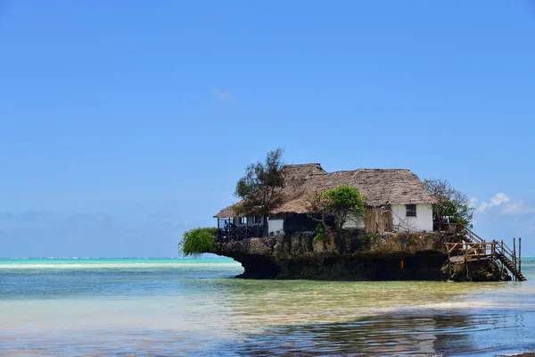 The Rock slavné úžasné umístění restaurace, Pingwe, Zanzibar, T — Stock fotografie