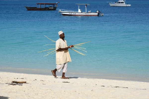 Místní muž na pláži, Kendwa, Zanzibar, Tanzanie, Afrika — Stock fotografie