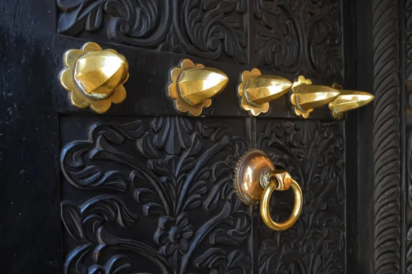 Puerta tradicional tallada en madera en Stone Town, Zanzíbar, Tanzania — Foto de Stock