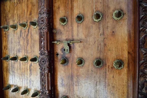 Puerta tradicional tallada en madera en Stone Town, Zanzíbar, Tanzania —  Fotos de Stock