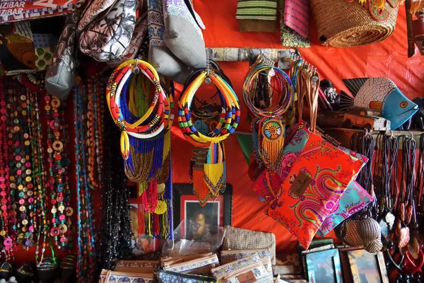 Afrykańska prymitywna biżuteria. Zanzibar, Tanzania, Afryka — Zdjęcie stockowe